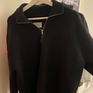 Maison Margiela full zip - Säljer min Maison Margiela kardigan i storlek M och i mycket bra skick därav priset. 