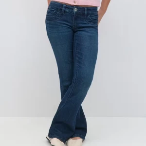 Blå bootcut jeans - Snygga blå bootcut jeans från Gina tricot young, knappt använda då de är för små och inte sitter får bra på mig. Skriv för frågor eller bilder🤩