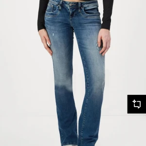 Blå jeans från LTB - Snygga blå jeans från LTB som är low rise och bootcut. Dem är helt slutsålda! Använda fåtal gånger, säljes pga inte rätt storlek. Storleken är 24W 32L