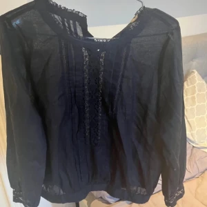 Mörkblå blus - Säljer denna fina mörkblåa blus. Köpt secondhand men aldrig använd av mig, fint skick! Storlek M, blusen är från Wera Stockholm💙