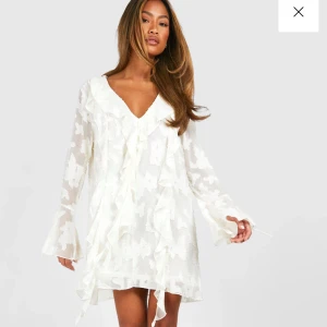 Vit volang klänning - Säljer den perfekta studentklänningen eller en fin vit klänning nu till sommaren✨helt ny och slut på hemsidan✨