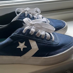 Converse - Jättefina blå converse som tyvärr inte kommer till användning, fint skick och sällan använda 💙