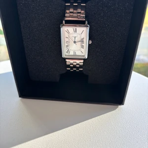 Regal klocka  - Klocka från regal köpt på ur och Penn, i mycket fint skick använd fåtalet gånger. Lådan och extra länkar medföljer 