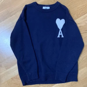 Mörkblå stickad tröja från Ami - Säljer en snygg marinblå ami Paris tröja som är bra till vintern. Den är använt ett fåtal gånger men har inga defekter. Vid snabb affär kan ett bra spris tillkomma!