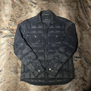 Jacka  - Tja, säljer denna höstjackan från East West. Den är tunt fodrad, har två bröstfickor och en krage samt två vanliga sidofickor. Fint skick. Storlek M och sitter som M. För fler frågor eller bilder så är det bara att höra av sig. 