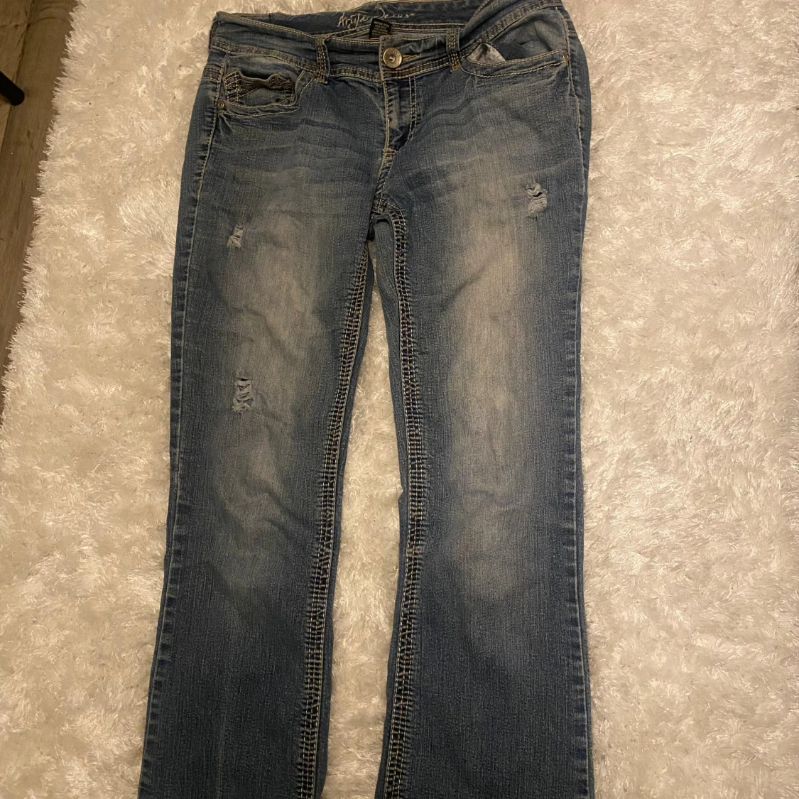 Ariya blå jeans med broderade fickor