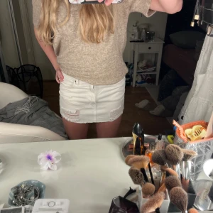 Vit jeanskjol  - Säljer en vit kort jeanskjol från NLY Jeans. Snygg och bekväm utan defekter💕