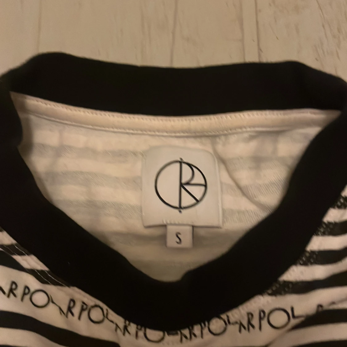 Randig svartvit t-shirt från POLAR - 1