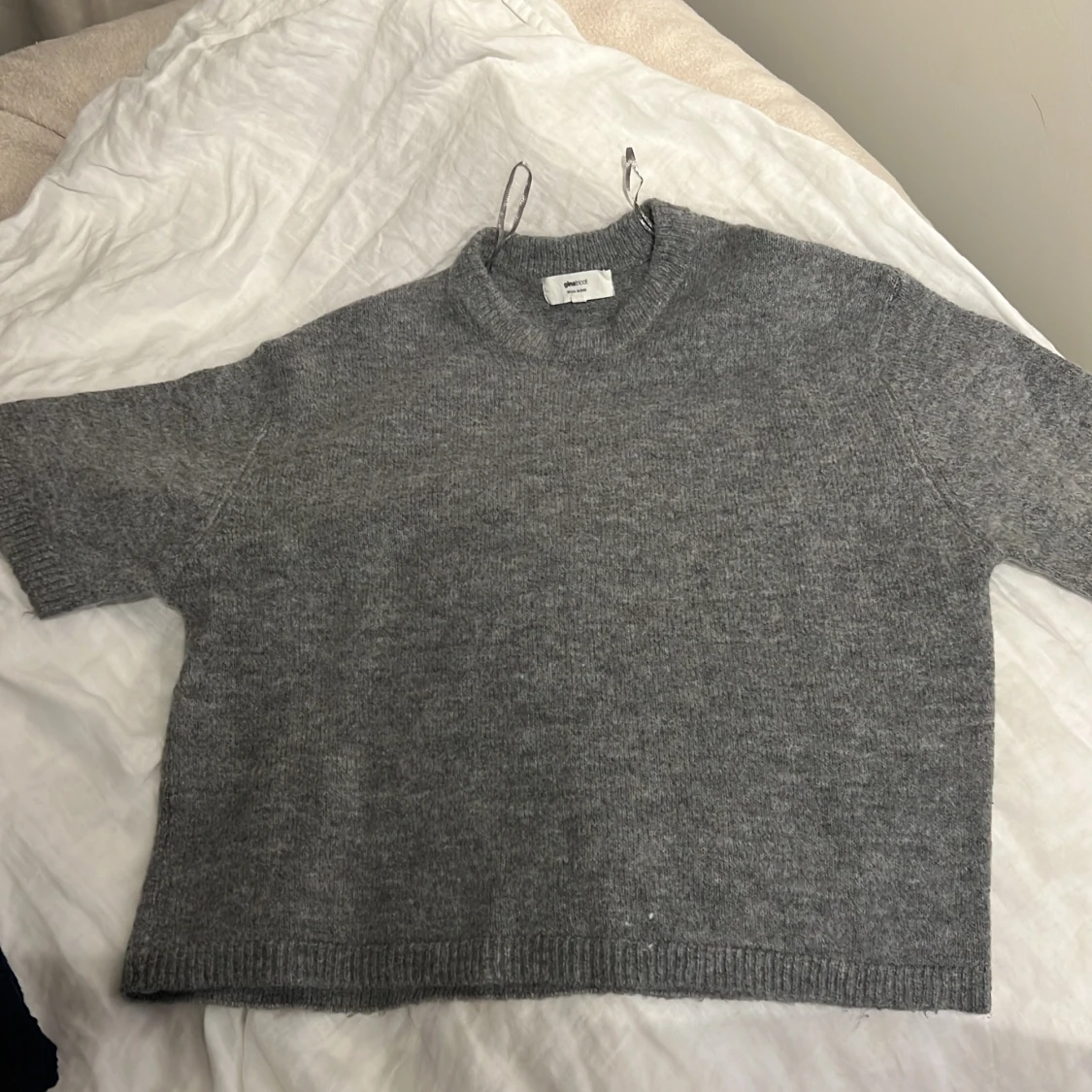 Grå stickad tröja Gina Tricot