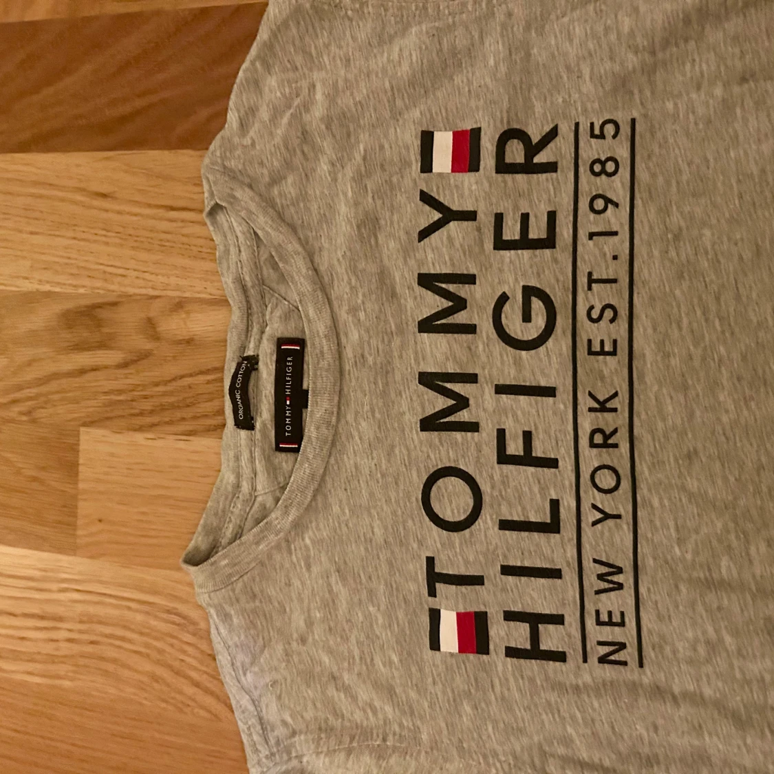 Grå långärmad tröja från Tommy Hilfiger - 1