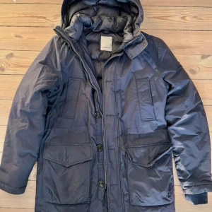 J Lindeberg jacka  - Säljer nu min j lindeberg field vinterjacka då den börjar bli för liten för mig jackan är av en liten längre modell riktigt varm och skön hör av er vid minsta fundering😊 