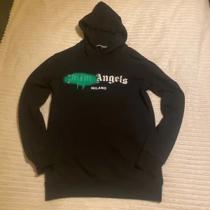 Svart Palm Angels hoodie - Riktigt fräsch Palm Angels hoodie🧩🧪 Skick8,5/10 Snörena från luvan är av 🪢❌                                    Inga hål,fläckar eller tecken på användning🛍️😍                                     Riktigt skön och fet nu till vintern ☃️❄️                                                              Köp som sker innan 16:30 fraktas samma dag🚛📦