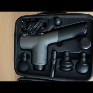 Flowgun Massagepistol - Orginal Flowgun massagepistol från Flowlife med laddare och flera munstycken. Produkten är i mycket gott skick, använd någon gång. Perfekt för muskelavslappning och återhämtning. Allt tillbehör medföljer för flexibel användning.