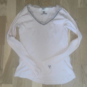 Ljusrosa topp! - Säljer en jätte söt ljusrosa topp från Capri collection i storlek S! Passar även XS💗