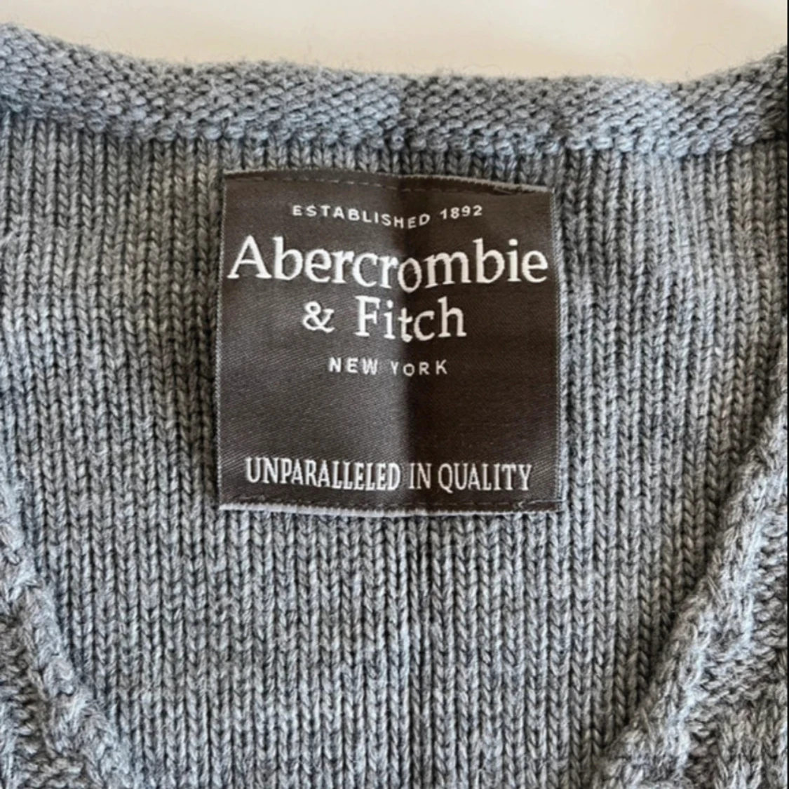 Vintage Grå stickad tröja Abercrombie & Fitch - 1