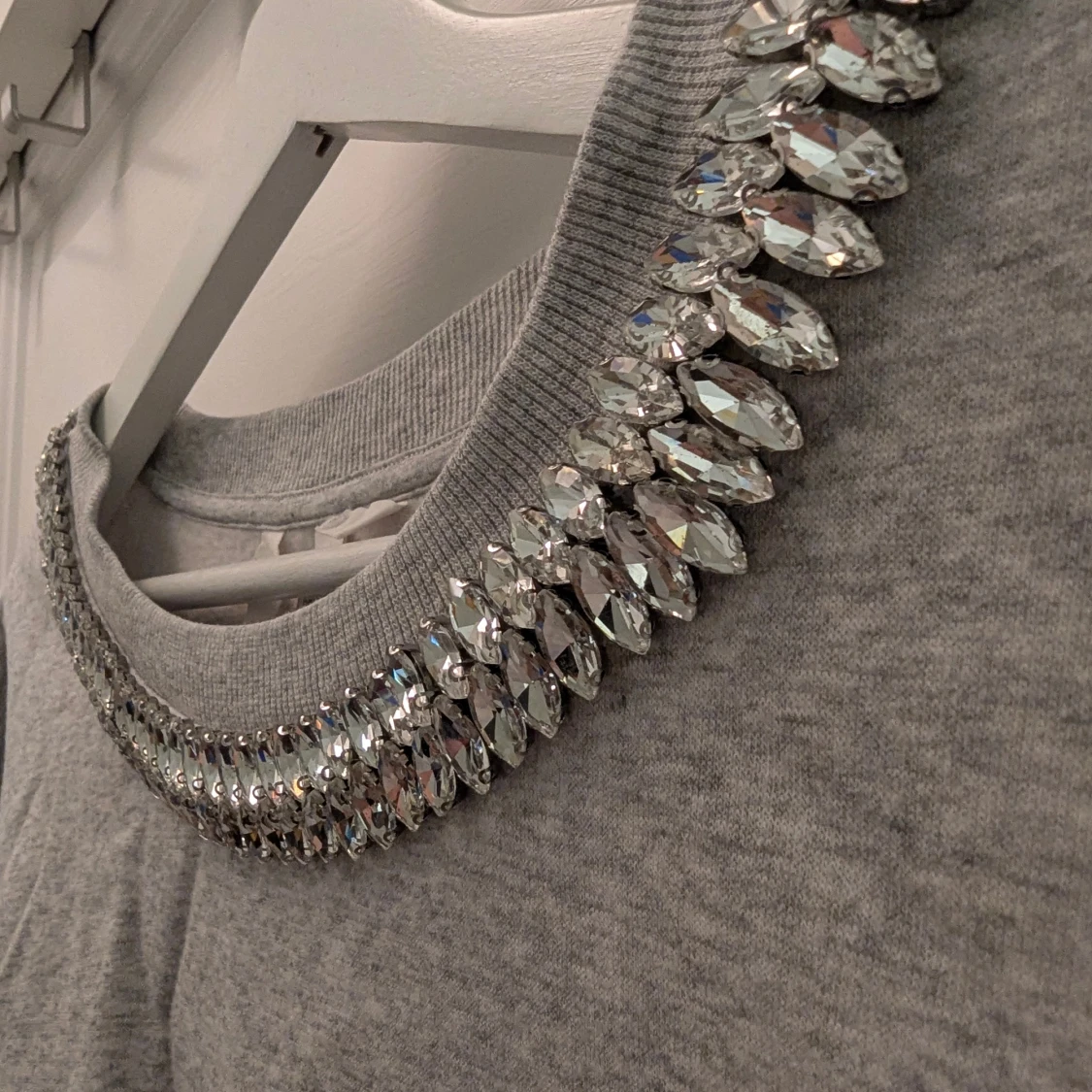 Grå sweatshirt med glittriga stenar XL - 3