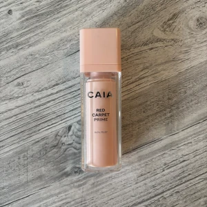 CAIA Red Carpet Prime Glow Primer - Glow Primer från CAIA den är använd bara tre gånger. Väldigt bra och fin primer ger ett sjukt glow. 