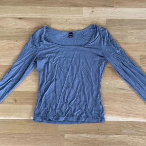 Grå långärmad topp från SHEIN - Säljer en enkel grå långärmad topp från SHEIN i storlek Petite S. Toppen har en rundad halsringning och är figurnära i modellen. Materialet är mjukt och stretchigt, perfekt för en chill och clean look. Passar dig som gillar basic och stilrent.