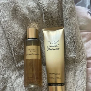 Victoria's Secret Coconut Passion set - Fräsch body mist och lotion från Victoria's Secret i doften Coconut Passion. Volym: 250 ml (mist) och 236 ml (lotion). Perfekt för dig som vill ha en tropisk vibe i vardagen.