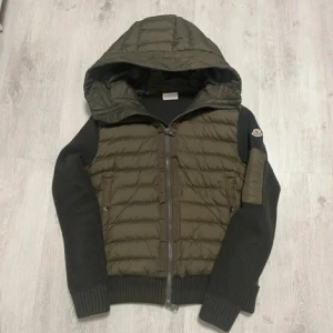 Moncler cardigan grön - Säljer nu min Moncler cardigan som jag fått för ett år sedan. Sparsamt använd och Inge defekter. Storlek 3 vilket motsvarar M-L. Öppen för byte. Skor eller jacka. Särskilt Flycrews 