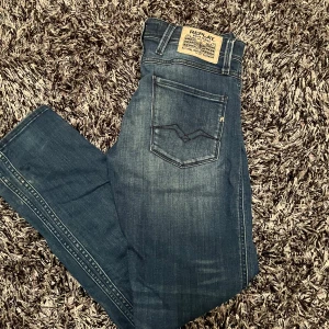 Replay Jeans - Säljer nu ett par klassiska Replay anbass jeans i hög kvalitet eftersom de har blivit för små. De är W30 och L30. Det är slim fit. Skick: 8/10. Hör av er vid frågor!!