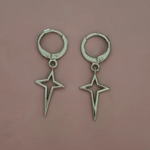 Silvriga örhängen med stjärnhänge - Coola silvriga örhängen med hängande stjärnformade detaljer. 