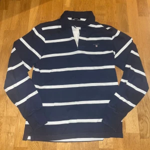 Gant piké långärmad - En fin långärmad piké från Gant! Säljer pga att jag aldrig använder den längre. Har använt den sparsamt för ett par år sen, fortfarande väldigt bra skick! Inga defekter. Skriv vid frågor eller fler bilder!👍🏼