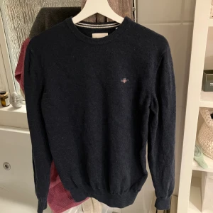 GANT tröja - Säljer nu min mörkblåa Gant tröja i storlek S! Ett litet hål i vänster armen men som knappt syns. Ny pris 1200. Skick 7/10⭐️