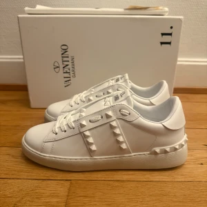 Valentino rockstud skor - Säljer nu dessa fina valentino sneakers | Super fint skick | Storlek 38 | Kommer med box,dustbag,valentino kort och kvitto | Hör gärna av er vid frågor eller funderingar 