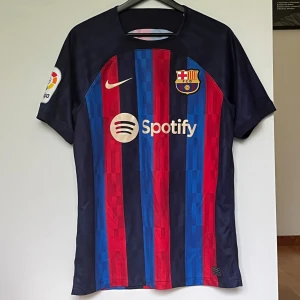 FC Barcelona matchtröja Nike blå/röd -  FC Barcelona matchtröja. Mycket bra skick. Pris kan gå ner hastigt vid snabb affär, skicka gärna prisförslag👊🏽storlek S men passar M också