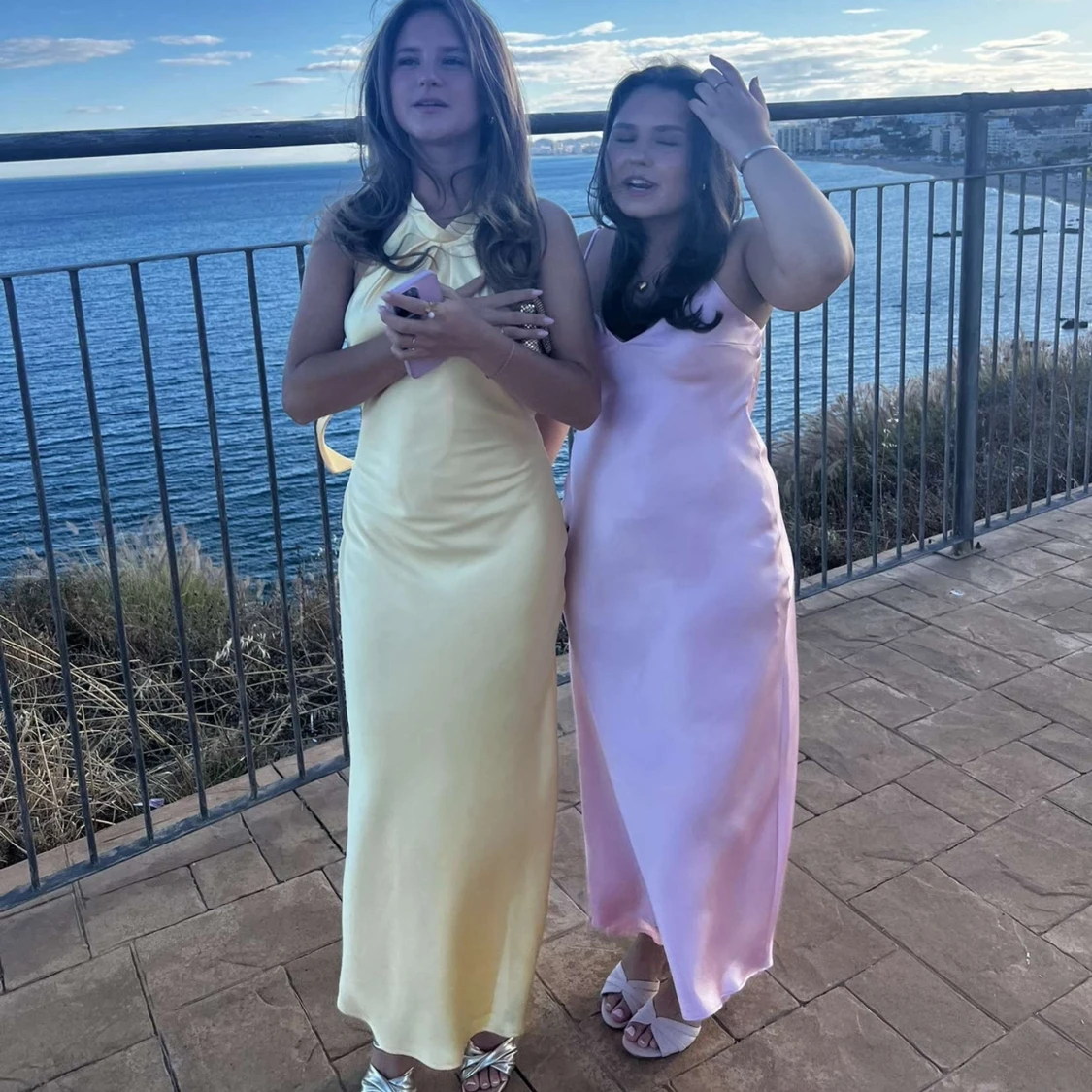 Ljusgul långklänning med hög hals - 2