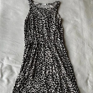 Klänning med leopardmönster  - Ärmlös klänning med leopardmönster från Kappahl i storlek 140. Fraktar inom 24h!