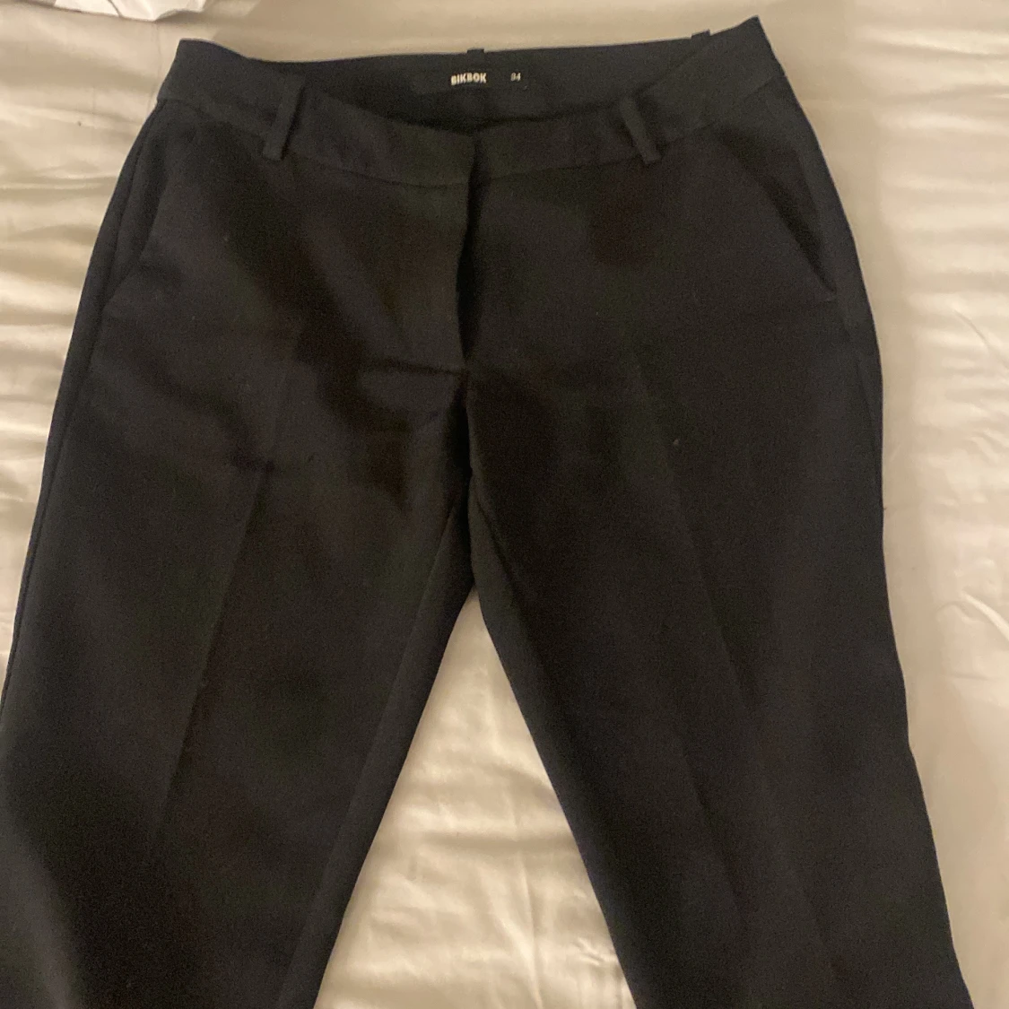 Svarta kostymbyxor från BikBok