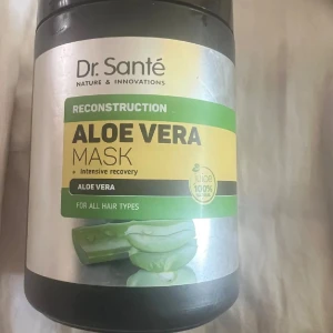 Dr. Santé Aloe Vera Mask 1000ml - Stor burk med Aloe Vera Mask från Dr. Santé, perfekt för intensiv återfuktning och återuppbyggnad av håret. Innehåller 100% naturlig aloe vera juice och passar alla hårtyper. Vit, krämig konsistens i svart plastburk. Volym: 1000 ml.använde typ fjärde del av den 