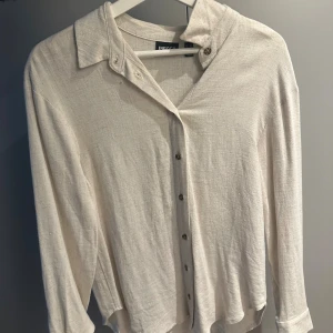 Beige skjorta från Pieces XS - Snygg beige skjorta från Pieces i storlek XS. Nypris 499kr