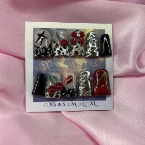 CherryKiss (S);Medium DuckNails - Unika handgjorda duck press-on naglar med coola motiv som körsbär, röda läppar, rosetter, stjärna och metallic swirl. Färgerna är svart, silver, rött och nude med leopardmönster. Naglarna har en glansig finish och kommer i S: 15 mm, 11,5 mm, 12 mm, 11 mm, 9 mm . Perfekt för dig som vill sticka ut.