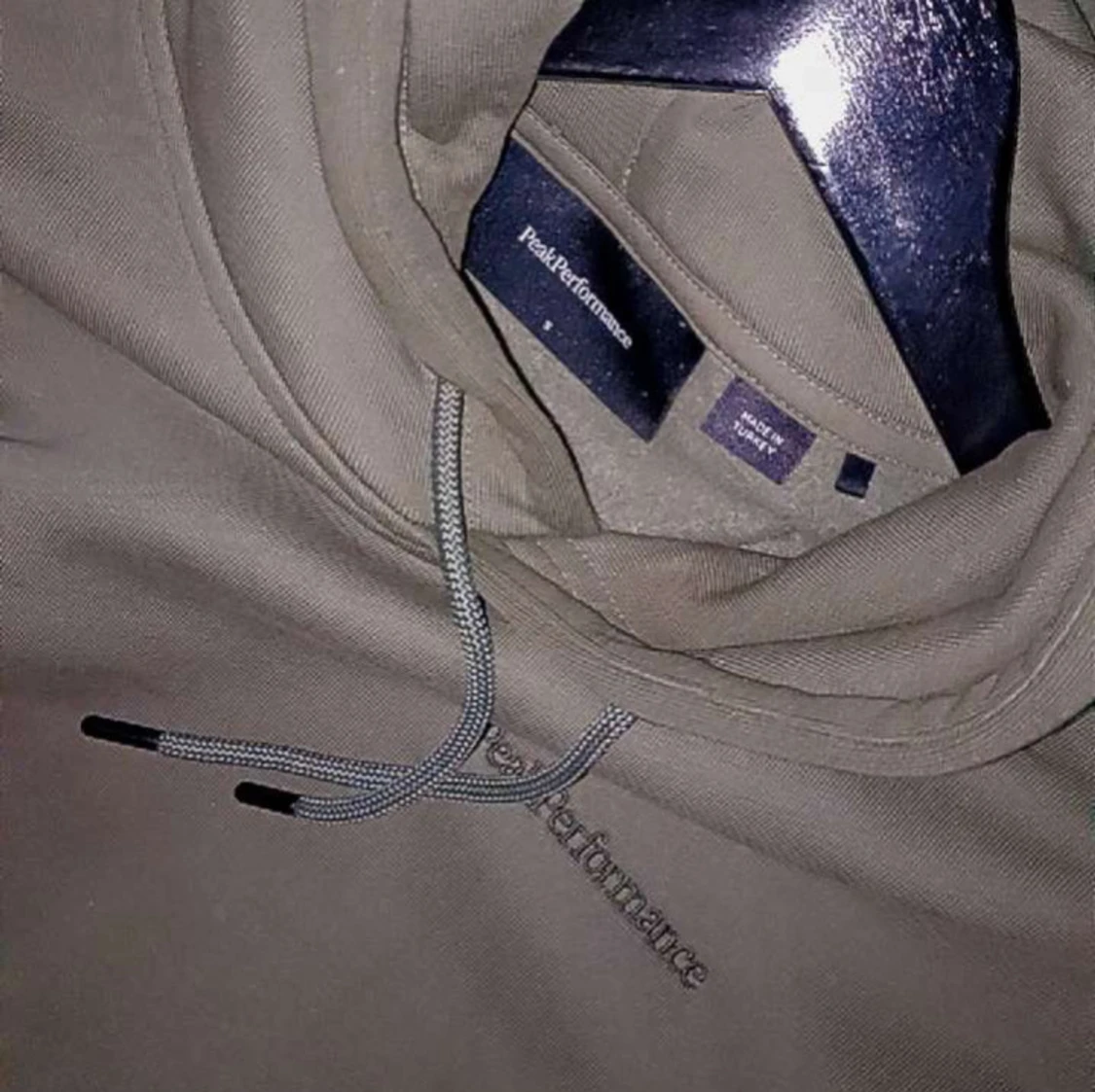 Grön hoodie från Peak Performance - 3