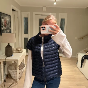 Mörkblå dunväst - Säljer min unika moncler vest med så snygga detaljer! Den är sparsamt använd och har inga deffekter! Hör av er vid frågor❣️❣️