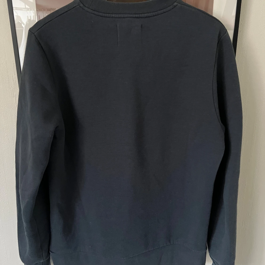 Mörkblå sweatshirt från A Day's March - 2