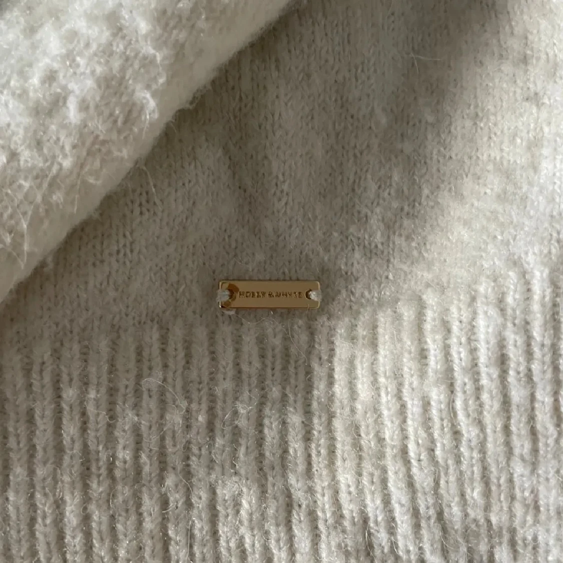 Vit stickad tröja med svart rosett - 2