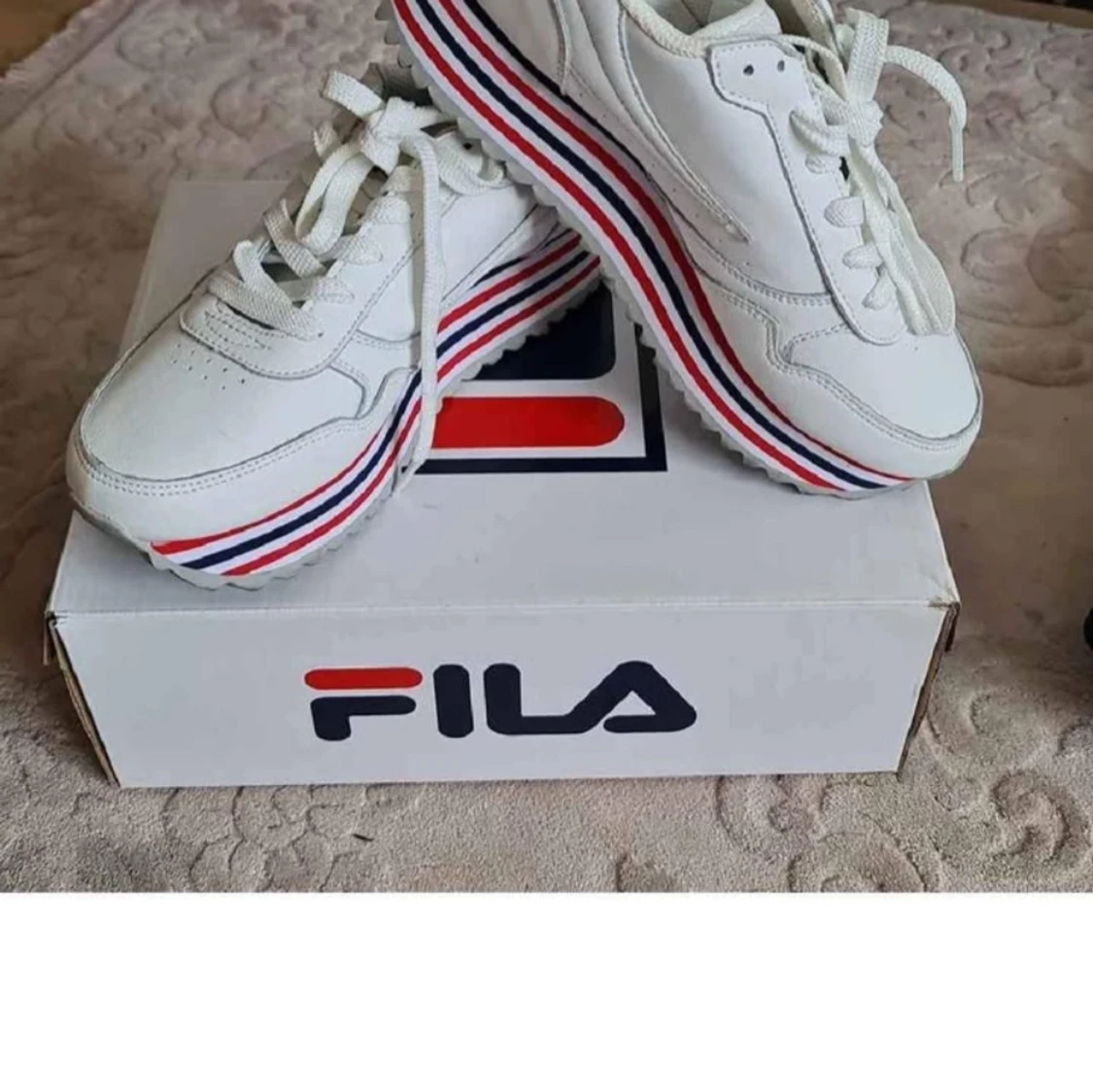 Vita Fila sneakers med rödblå rand - 2