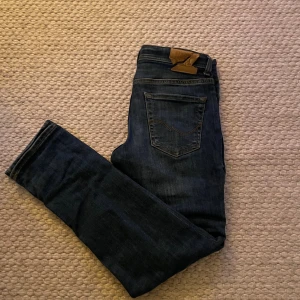 Jack & Jones jeans - Tja, säljer dessa Jack & Jones jeans som är perfekta inför vintern❄️Storleken är 152 cm passar dig som har typ 26/28 - 27/30🌟 Dom är i rätt så bra skick bara den bruna grejen där bak är lite sönder. Om ni har frågor eller funderingar är det bara att höra av er🙌🤩