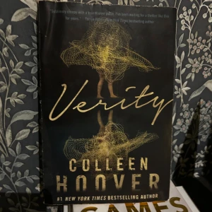 Verity - Perfekt för dig som gillar nervkittlande berättelser och romantik med mörka hemligheter! Favorit bok💕