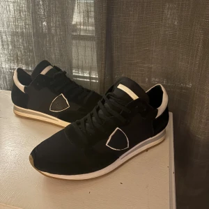 Philippe model trainers - Philippe model trainers i stl 44/ riktigt snygga perfekta nu till vintern, är slitna under skon på sulan men annars är dom i bra skick, riktigt bra pris🙌🙌
