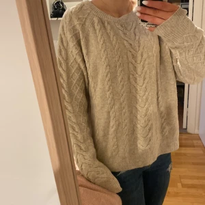 Beige stickad kabeltröja - Säljer en beige stickad tröja, har långärmade ribbade muddar 💕
