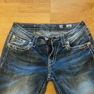 Miss me jeans  - Säljer dessa jättefina low waist miss me jeans då dom inte kommer till användning!! Dom har super snygga fickor både fram och bak och har vita sömmar. Dom är uppsprättade där nere och dom va redan det när jag köpte dom. Pris kan diskuteras!!! Skriv om man har mer frågor❤️❤️