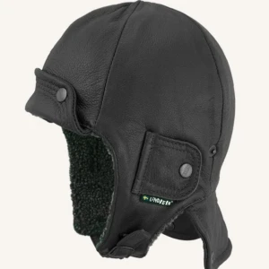 Skinnmössa / huva för barn 3-7 år - Lindbergs klassiska veteranhuva * Väldigt fint skick. * Stl 54 (3-7 år) * Nypris 649 kr + frakt * Tillverkad i skandinavisk älgskinn. * Syntetfoder av pile.  * Mössan går att knäppa under hakan.  * Både fram och bakskärm går att ha både uppfälld eller nerfälld. * Svart med grått foder   Material: 100% Älgskinn, Foder: 100% Polyesterpilé.  Djur och rökfritt hem. Se bilder och förstora då de ingår i beskrivningen. Se gärna mina övriga auktioner.  Vid avhämtning finns den I Sollentuna. 