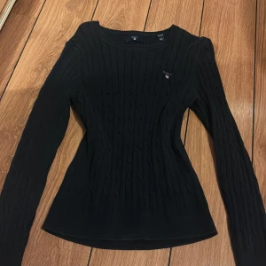 Mörk blå gant tröja - En jätte snygg äkta gant tröja. Storlek är 158/164 men sitter som en xxs/xs. Helt oanvänd. 