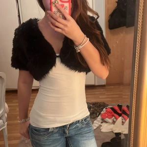 Fluffig kofta  - Jätte fin svart fluffig kofta.