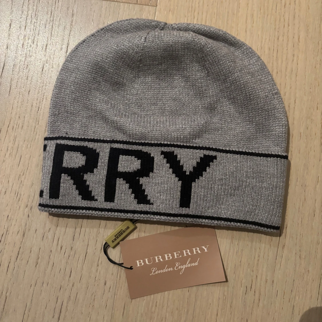 Grå Burberry mössa  - 1